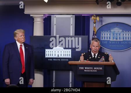 Washington, Stati Uniti. 20 aprile 2020. Il tenente generale Todd Semonite, capo degli ingegneri e comandante generale del corpo degli ingegneri dell'esercito degli Stati Uniti, parla durante il briefing della Coronavirus Task Force alla Casa Bianca di Washington DC lunedì 20 aprile 2020. I leader statali e gli esperti sanitari affermano che la mancanza di test per Covid-19 ostacola la rapida riapertura del paese che è voluta dall’amministrazione. Foto di Tasos Katopodis/UPI Credit: UPI/Alamy Live News Foto Stock