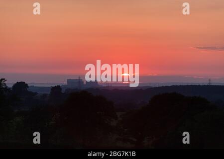 Sunset dietro la centrale nucleare di Heysham 1 e Heysham 2, di proprietà di EDF Energy, Regno Unito Foto Stock