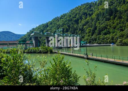 Maribor, Slovenia - 09 agosto 2019: La centrale idroelettrica di Fala. Il Fala Hidroelektrarna è iniziato nel 1918 ed è la più antica Ror del fiume Drava Foto Stock