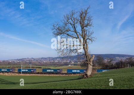 Treno merci ad alta velocità - il treno intermodale Stobart / Tesco meno co2 sulla linea principale della costa occidentale in Cumbria Foto Stock