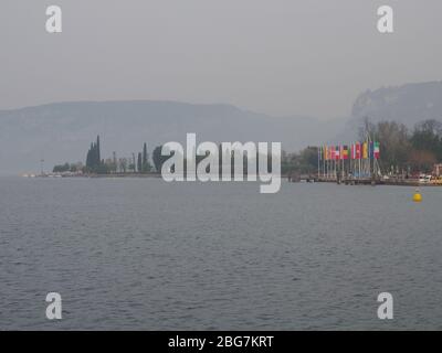 Promenade mit Bäumen und historischen Häusern am See Ufer Foto Stock