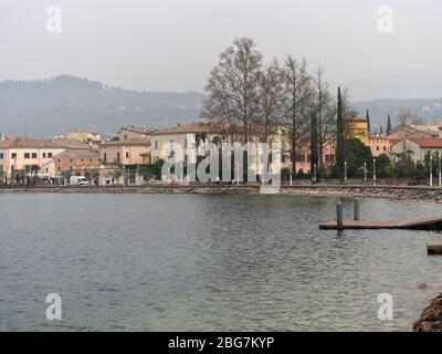 Promenade mit Bäumen und historischen Häusern am See Ufer Foto Stock