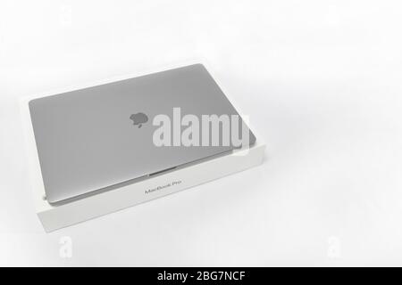 Bangkok, Thailandia - 5 aprile 2020: Una scatola bianca e 2020 Apple MacBook Pro 16 pollici super retina display che è prodotto da Apple Company. Foto Stock