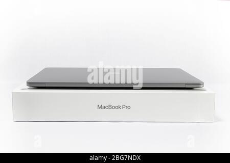 Bangkok, Thailandia - 5 aprile 2020: Una scatola bianca e 2020 Apple MacBook Pro 16 pollici super retina display che è prodotto da Apple Company. Foto Stock