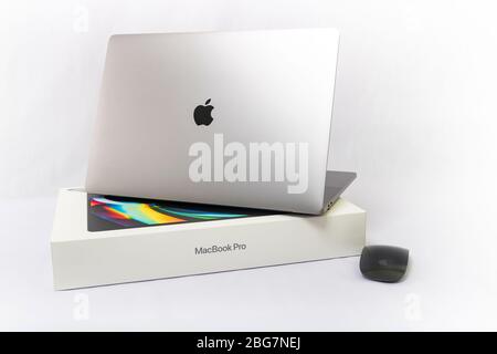 Bangkok, Thailandia - 5 aprile 2020: Una scatola bianca e 2020 Apple MacBook Pro 16 pollici super retina display che è prodotto da Apple Company. Foto Stock
