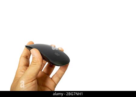 5 aprile 2020 - Bangkok, Thailandia: Un mouse magico nero a portata di mano prodotto dalla Apple Company. Foto Stock