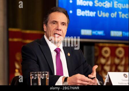 Albany, NY, Stati Uniti. 20 aprile 2020. 20 aprile 2020 - Albany, NY, Stati Uniti: Il governatore di New York ANDREW CUOMO (D) parla alla conferenza stampa al Campidoglio dello Stato. Credit: Michael Brochstein/ZUMA Wire/Alamy Live News Foto Stock