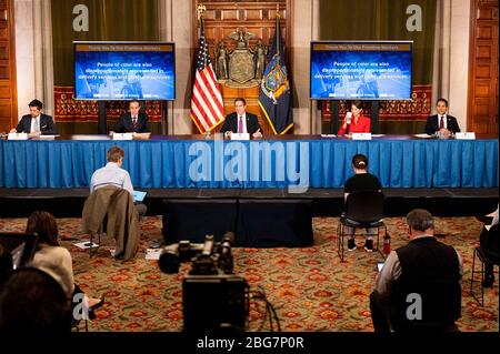 Albany, NY, Stati Uniti. 20 aprile 2020. 20 aprile 2020 - Albany, NY, Stati Uniti: Il governatore di New York ANDREW CUOMO (D) parla alla conferenza stampa al Campidoglio dello Stato. Credit: Michael Brochstein/ZUMA Wire/Alamy Live News Foto Stock