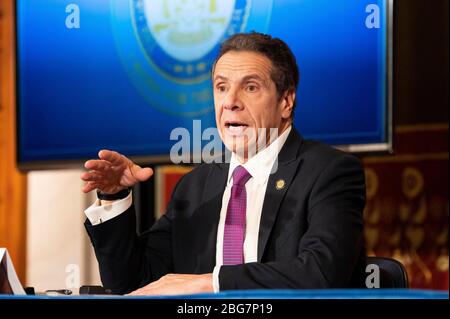 Albany, NY, Stati Uniti. 20 aprile 2020. 20 aprile 2020 - Albany, NY, Stati Uniti: Il governatore di New York ANDREW CUOMO (D) parla alla conferenza stampa al Campidoglio dello Stato. Credit: Michael Brochstein/ZUMA Wire/Alamy Live News Foto Stock