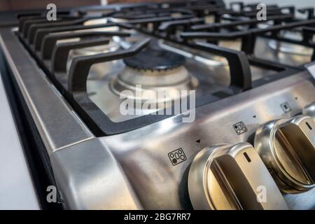 piano primo piano cucina residenziale e quadranti gamma Foto Stock