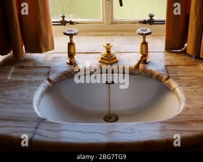 Primo piano del lavandino Art Deco nel bagno del Virginia Courtauld, Eltham Palace, Londra, Regno Unito Foto Stock