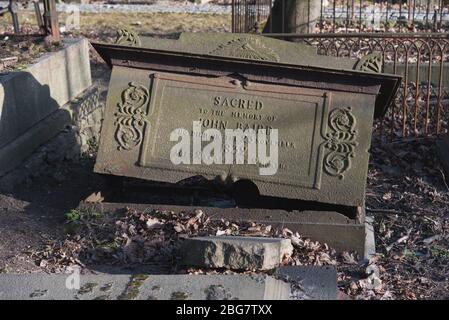 Tomba di un bambino. "Alla memoria di Giovanni Baird che morì il 23 novembre 1832 di 2 anni e 2 mesi" con l'occhio della Provvidenza. Foto Stock