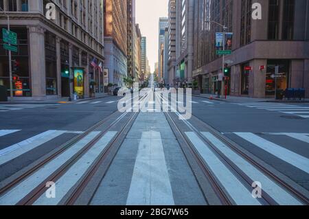 California Street by Downtown è vuota di pedoni e traffico durante il blocco della città a causa della pandemia COVID-19 2020, San Francisco, CA, Stati Uniti. Foto Stock