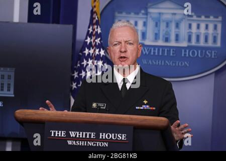 Washington, Stati Uniti. 20 aprile 2020. Brett Giroir, assistente segretario americano per la salute, parla durante il briefing della Coronavirus Task Force alla Casa Bianca di Washington DC lunedì 20 aprile 2020. I leader statali e gli esperti sanitari affermano che la mancanza di test per Covid-19 ostacola la rapida riapertura del paese che è voluta dall’amministrazione. Foto di Tasos Katopodis/UPI Credit: UPI/Alamy Live News Foto Stock