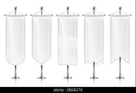 Banner verticali sospesi. Bandiere bianche vuote sul palo di metallo. Tessuto banner mockup vettoriale isolato su sfondo bianco. Collezione di banner verticali per la pubblicità, illustrazione del tessuto sospeso Illustrazione Vettoriale