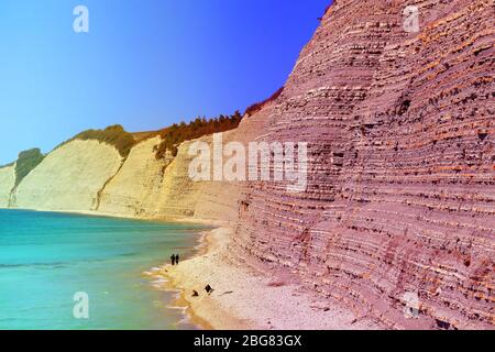 Bella foto di un alto litorale sulla costa del mare nero in Russia la città di Gelendzhik Foto Stock