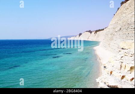 Bella foto di un alto litorale sulla costa del mare nero in Russia la città di Gelendzhik Foto Stock