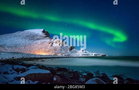 Aurora borealis sopra la montagna Nordlandsnupen, Lofoten Vaery, Norvegia Foto Stock