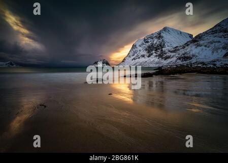 Spettacolare tramonto invernale sulla spiaggia di Haukland, Lofoten Foto Stock