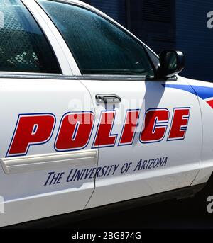 Un primo piano della porta di una macchina della polizia dell'Università dell'Arizona sul campus di Tucson, Arizona Foto Stock