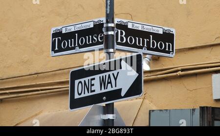 New Orleans, LA - 27 marzo 2016: Un primo piano delle indicazioni stradali all'angolo di Tolosa e Bourbon nel cuore del centro di New Orleans. Foto Stock