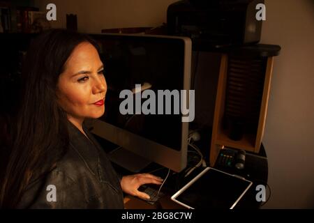 Donna d'affari messicano caucasica con occhi color miele con un aspetto sereno pensa all'interno dell'ufficio le strategie da seguire in Messico Foto Stock