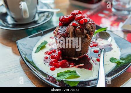 Delizioso cupcake brownie con marmellata di fragole. Gustoso dessert. Foto Stock