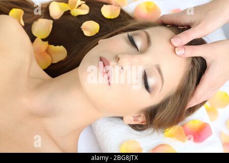 Bella giovane donna durante il massaggio del viso nel salone estetico close up Foto Stock