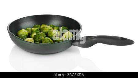 Cavoli di bruxelles freschi in padella isolati su bianco Foto Stock