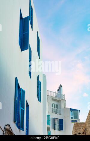Edificio bianco con persiane blu a Essaouira, Marocco Foto Stock