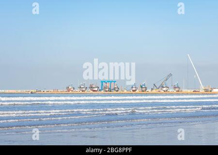 Barche ormeggiate al porto di Essaouira Marocco Foto Stock