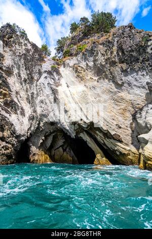 Grotta del mare in scogliere frastagliate vicino a Cathedral Cove, Hahei, Penisola di Coromandel, Isola del Nord, Nuova Zelanda Foto Stock