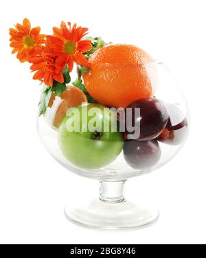 Diversi frutti e fiori in vaso di vetro isolato su bianco Foto Stock