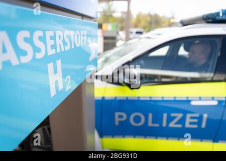 17 aprile 2020, bassa Sassonia, Osnabrück: Una vettura di pattuglia del marchio Hyundai, modello Nexo, si trova in una stazione di rifornimento per idrogeno. In qualità di prima autorità di polizia della bassa Sassonia, a Osnabrück sarà in viaggio un'auto di pattuglia alimentata dalla tecnologia delle celle a combustibile. Foto: Friso Gentsch/dpa Foto Stock