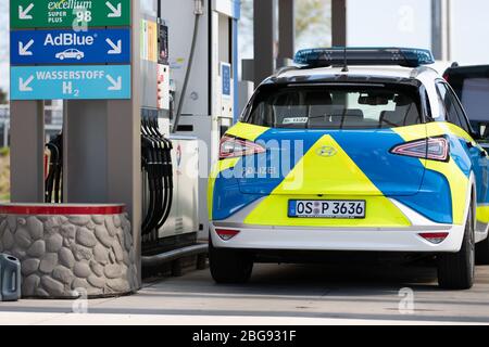 17 aprile 2020, bassa Sassonia, Osnabrück: Una vettura di pattuglia del marchio Hyundai, modello Nexo, si trova in una stazione di rifornimento per idrogeno. In qualità di prima autorità di polizia della bassa Sassonia, a Osnabrück sarà in viaggio un'auto di pattuglia alimentata dalla tecnologia delle celle a combustibile. Foto: Friso Gentsch/dpa Foto Stock