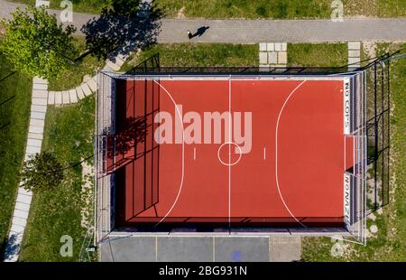 Chemnitz, Germania. 20 aprile 2020. Un campo di calcio vuoto nel centro della città di Chemnitz. A causa dell'estensione delle restrizioni di contatto, i parchi giochi e le strutture sportive sono ancora chiusi. Vari stati stanno considerando di allentare le restrizioni per gli sport di massa a partire dall'inizio di maggio. (Foto aerea con drone) Credit: Jan Woitas/dpa-Zentralbild/dpa/Alamy Live News Foto Stock