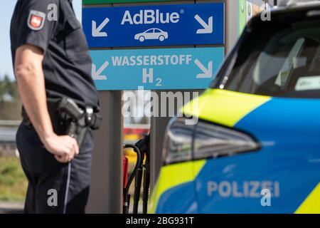 17 aprile 2020, bassa Sassonia, Osnabrück: Una vettura di pattuglia del marchio Hyundai, modello Nexo, si trova in una stazione di rifornimento per idrogeno. In qualità di prima autorità di polizia della bassa Sassonia, a Osnabrück sarà in viaggio un'auto di pattuglia alimentata dalla tecnologia delle celle a combustibile. Foto: Friso Gentsch/dpa Foto Stock