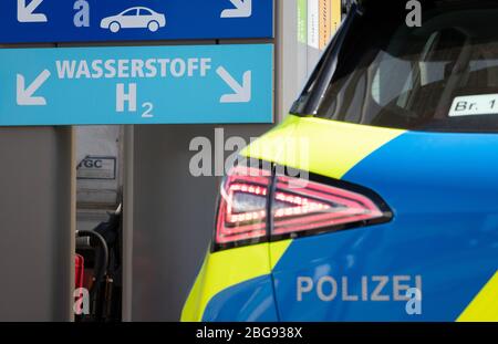 17 aprile 2020, bassa Sassonia, Osnabrück: Una vettura di pattuglia del marchio Hyundai, modello Nexo, si trova in una stazione di rifornimento per idrogeno. In qualità di prima autorità di polizia della bassa Sassonia, a Osnabrück sarà in viaggio un'auto di pattuglia alimentata dalla tecnologia delle celle a combustibile. Foto: Friso Gentsch/dpa Foto Stock