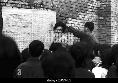 Il 20 1990 settembre Luoyang Copper Processing Factory nella provincia di Henan ha assunto lavoratori che ha assunto il comando nell'implementazione di examinat di reclutamento locale Foto Stock