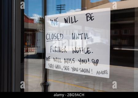 Un cartello in una finestra del bar che indica che l'azienda è chiusa a causa della pandemia COVID-19, Gretna, Louisiana, USA Foto Stock