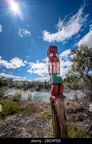 Tiki si trova vicino alle sorgenti termali geotermiche, Whakarewarewa Valley, Rotorua, North Island New Zealand Foto Stock