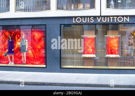 Ginevra, Svizzera, marzo 2020: Louis Vuitton vetrata con vestiti in esposizione per la vendita, LV Louis Vuitton è casa di moda francese Foto Stock