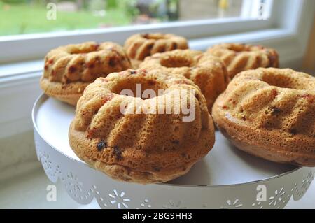 Sequenza di ricetta della preparazione per la cottura della torta di pan di Spagna di frutta. Mescolando uova, tuorli, farina e frutta in una pastella liquida. Foto Stock