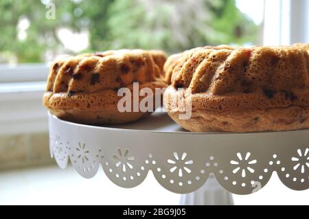 Torte di spugna di frutta servite su un piatto decorativo su un piano di cottura. Foto Stock