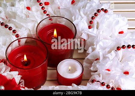 Corona decorativa con candele su sfondo in legno Foto Stock