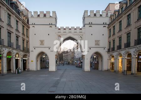 Neuhauser Strasse vuoto con Karlstor, strada dello shopping vuota, zona pedonale vuota, Karlsplatz, Monaco, Baviera Foto Stock