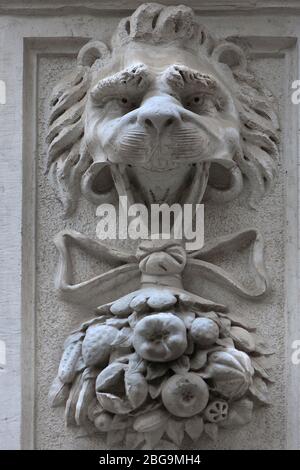 Leone che porta frutta in bocca, rilievo su una chiesa, Venezia, Veneto, Italia Foto Stock