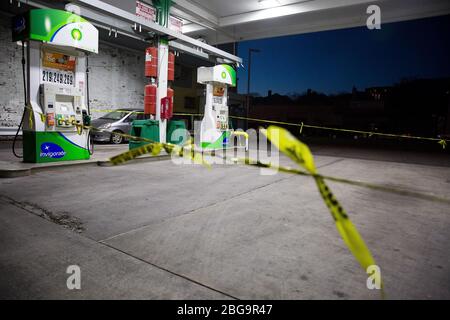 (200421) -- NEW YORK, 21 aprile 2020 (Xinhua) -- le pompe di gas sono viste ad una stazione di benzina, che ha ridotto le sue ore di funzionamento, nel quartiere di Brooklyn di New York, gli Stati Uniti, il 20 aprile 2020. I prezzi del petrolio americano sono crollati verso il territorio negativo per la prima volta nella storia di lunedì, alimentato da uno shock della domanda legato alla pandemia e da timori di eccesso di offerta. Il West Texas Intermediate (WTI) per la consegna di maggio ha versato 55.9 dollari USA, o più del 305 per cento, per stabilirsi a -37,63 dollari un barile sul New York Mercantile Exchange, implicando che i produttori pagherebbero i compratori per togliere il petrolio il loro han Foto Stock