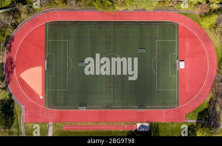 Chemnitz, Germania. 20 aprile 2020. Il campo sportivo vuoto di tu Chemnitz. A causa dell'estensione delle restrizioni di contatto, i parchi giochi e le strutture sportive sono ancora chiusi. Vari stati federali stanno considerando di allentare le restrizioni per gli sport di massa a partire dall'inizio di maggio. (Foto aerea con drone) Credit: Jan Woitas/dpa-Zentralbild/dpa/Alamy Live News Foto Stock