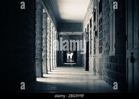 Una bella immagine monocromatica di un lungo corridoio in un vecchio edificio d'epoca Foto Stock
